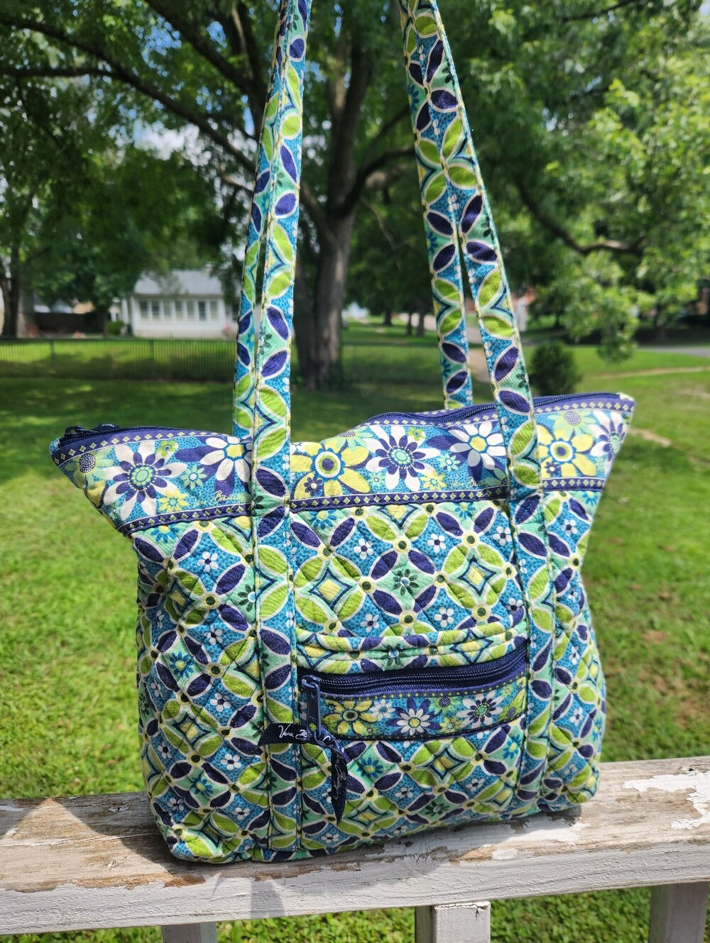 Vera Bradley Tote in the rare retired "Daisy Daisy" pattern From 2012 EUC